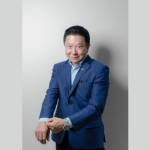 Milton Seigi Hayashi explica como a técnica castanãres eleva o olhar e rejuvenesce a expressão com naturalidade.