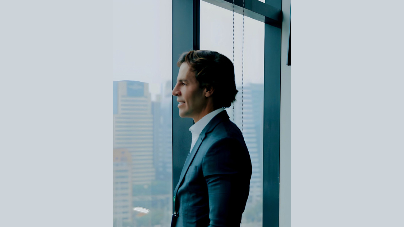 Liderança adaptativa é essencial em tempos incertos, como explica Ian dos Anjos Cunha, para guiar equipes com eficiência.