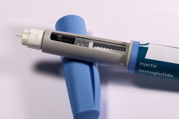 Caneta de injeção de semaglutida sobre fundo neutro.