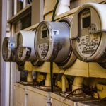 Conjunto de medidores inteligentes de energia elétrica instalados na parede externa de uma residência.